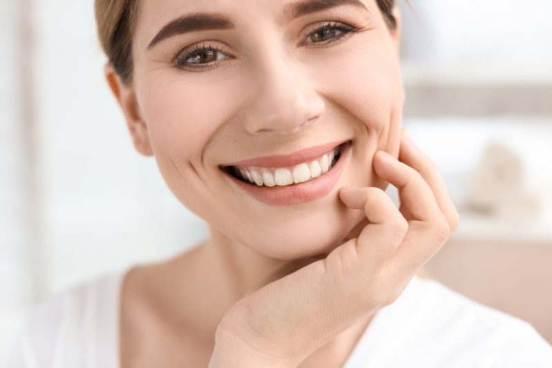 Mujer mediana edad sonriendo