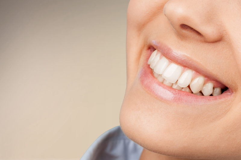 Perfecta sonrisa de dientes sanos de una mujer joven.