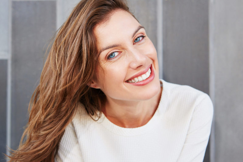 retrato de la cara hermosa de la mujer sonriente joven